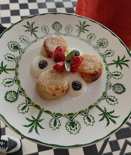 Сырники с сезонными ягодами
