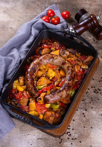 Колбаса с овощами