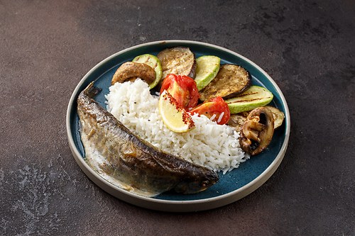 Форель на гриле с рисом и овощами