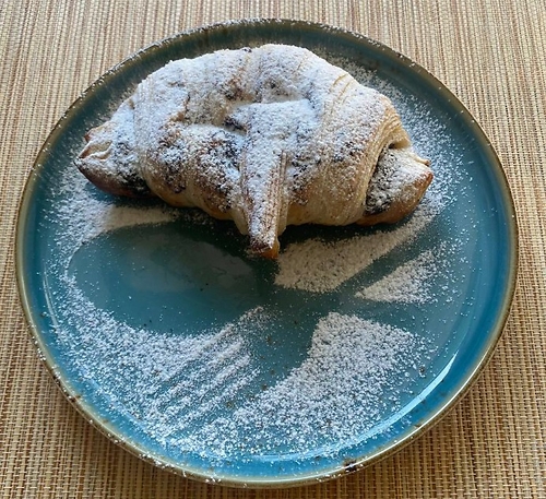 Круассан с шоколадом и орехом