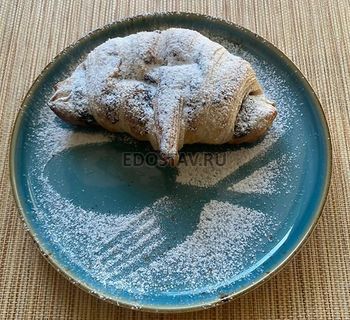 Круассан с шоколадом и орехом