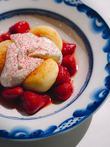 Сырники с клубничным соусом