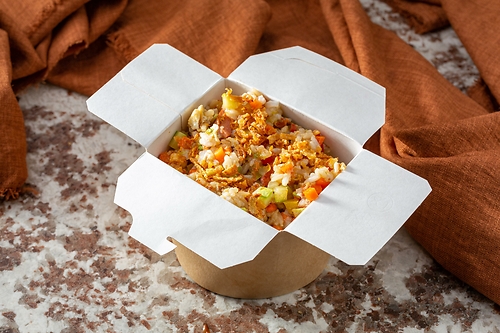 Жареный рис с сосисками