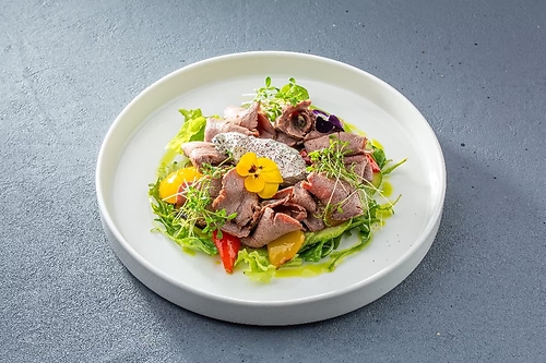 Салат с ростбифом и  запеченными  овощами и копченым соусом