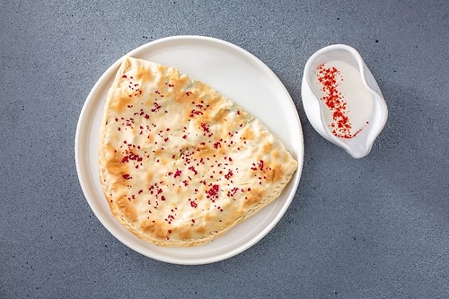 Чуду с дикой горной зеленью и сыром
