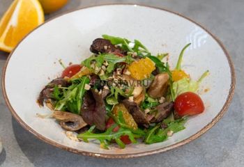 Салат с куриной печенью и апельсинами