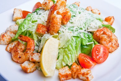Салат Цезарь с креветками