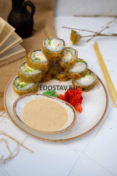 Горячий ролл Цезарь с креветками 