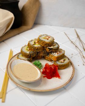 Горячий ролл Цезарь с курицей 