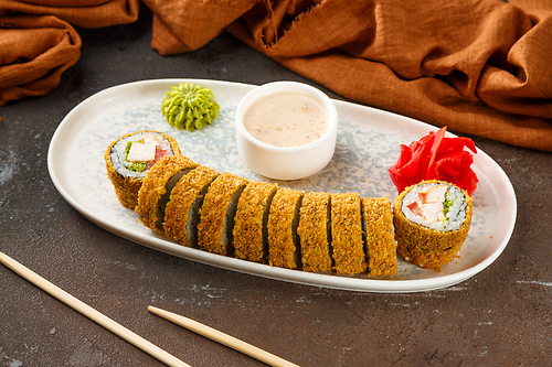 Горячий ролл Цезарь с курицей